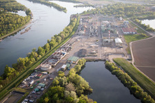 Vue aérienne de L'industrie sur le Rhin à Lauterbourg dans le département Bas Rhin, France