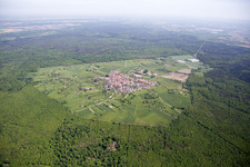 Vue aérienne de Vue sur le village à le quartier Büchelberg in Wörth am Rhein dans le département Rhénanie-Palatinat, Allemagne