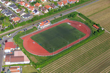 Vue aérienne de Terrain de sport de TuS 1883 Wachenheim eV à le quartier Wachenheim in Wachenheim an der Weinstraße dans le département Rhénanie-Palatinat, Allemagne