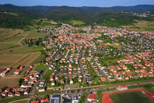 Vue aérienne de Vue d'ensemble de la ville depuis l'est à le quartier Wachenheim in Wachenheim an der Weinstraße dans le département Rhénanie-Palatinat, Allemagne