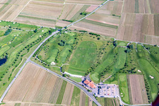 Terrain de golf à Dackenheim dans le département Rhénanie-Palatinat, Allemagne du point de vue du drone