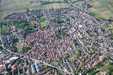 Vue aérienne de Vue des rues et des maisons des quartiers résidentiels à Freinsheim dans le département Rhénanie-Palatinat, Allemagne