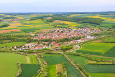 Vue aérienne de Vue du village sur la B26 depuis le nord-est à le quartier Gänheim in Arnstein dans le département Bavière, Allemagne