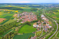 Vue aérienne de Vue du village sur la B26 depuis l'est à le quartier Gänheim in Arnstein dans le département Bavière, Allemagne