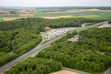 Vue aérienne de Itinéraire et voies le long de l'aire de service et du parking de l'autoroute BAB A7 Riedener Wald Ost à Hausen à Hausen bei Würzburg dans le département Bavière, Allemagne