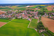 Vue aérienne de Vue du village depuis l'est à le quartier Hausen in Hausen bei Würzburg dans le département Bavière, Allemagne