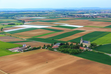 Vue aérienne de Église de pèlerinage de Fährbrück à le quartier Hausen in Hausen bei Würzburg dans le département Bavière, Allemagne