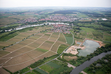 Vue aérienne de De l'ouest à le quartier Astheim in Volkach dans le département Bavière, Allemagne