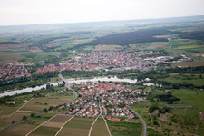 Vue oblique de De l'ouest à le quartier Astheim in Volkach dans le département Bavière, Allemagne