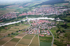 De l'ouest à le quartier Astheim in Volkach dans le département Bavière, Allemagne d'en haut