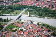 Vue aérienne de Les rives du Main à le quartier Astheim in Volkach dans le département Bavière, Allemagne