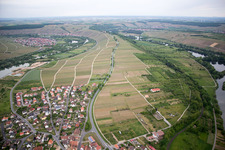 Vue aérienne de Quartier Astheim in Volkach dans le département Bavière, Allemagne