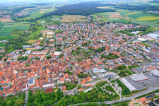 Vue aérienne de Marché supérieur à Volkach dans le département Bavière, Allemagne