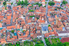 Vue aérienne de Marché à Volkach dans le département Bavière, Allemagne