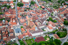 Vue aérienne de Église catholique Saint-Barthélemy à Volkach dans le département Bavière, Allemagne