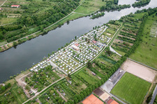 Vue aérienne de Camping d'Ankergrund au bord du Main dans l'État à Volkach dans le département Bavière, Allemagne