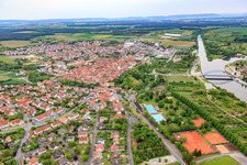 Vue aérienne de Piscine extérieure Volkach à Volkach dans le département Bavière, Allemagne