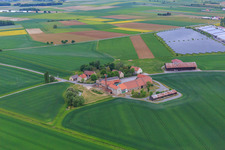 Vue aérienne de Et l'école canine Möller à le quartier Wadenbrunn in Kolitzheim dans le département Bavière, Allemagne
