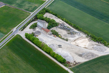 Vue aérienne de Mine de gravier à ciel ouvert de l'usine de mélange de béton et de matériaux de construction à Sulzheim dans le département Bavière, Allemagne