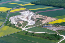 Vue aérienne de Mine de gravier à ciel ouvert de l'usine de mélange de béton et de matériaux de construction à Sulzheim dans le département Bavière, Allemagne
