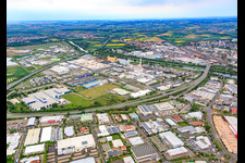 Vue aérienne de Zone industrielle Hafen West avec l'usine SKF GmbH 3, l'usine ZF Friedrichshafen Sud et GKS à Schweinfurt dans le département Bavière, Allemagne