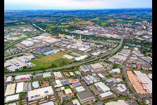 Vue aérienne de Zone industrielle Hafen West avec l'usine SKF GmbH 3, l'usine ZF Friedrichshafen Sud et GKS à Schweinfurt dans le département Bavière, Allemagne