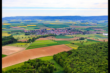 Vue aérienne de Vue du village depuis le sud à Aidhausen dans le département Bavière, Allemagne