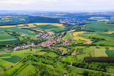 Vue aérienne de Vue du village depuis le nord avec la brasserie Ulrich Martin à le quartier Hausen in Schonungen dans le département Bavière, Allemagne