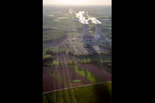 Vue aérienne de Blocs réacteurs, structures de tour de refroidissement et installations de la centrale nucléaire - centrale nucléaire - centrale nucléaire Grafenrheinfeld KKG à Grafenrheinfeld dans le département Bavière, Allemagne