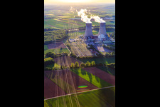 Vue aérienne de Preussenelektra GmbH — Centrale nucléaire Grafenrheinfeld dans la lumière du soir à Grafenrheinfeld dans le département Bavière, Allemagne