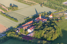 Photographie aérienne de Complexe de bâtiments du pensionnat de filles Antonia-Werr-Zentrum dans le monastère de Saint-Louis à Wipfeld dans le département Bavière, Allemagne