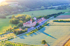 Complexe de bâtiments du pensionnat de filles Antonia-Werr-Zentrum dans le monastère de Saint-Louis à Wipfeld dans le département Bavière, Allemagne d'en haut