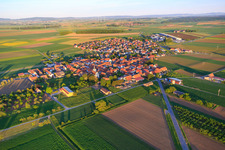 Vue aérienne de Vue du village depuis le nord-est à Kolitzheim dans le département Bavière, Allemagne