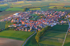 Vue aérienne de Vue du village depuis l'ouest à le quartier Unterspiesheim in Kolitzheim dans le département Bavière, Allemagne