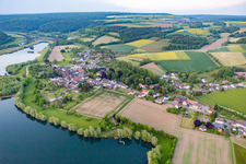 Vue aérienne de Du sud à le quartier Meinbrexen in Lauenförde dans le département Basse-Saxe, Allemagne
