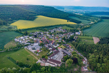 Vue aérienne de Vue des rues et des maisons dans les quartiers résidentiels à le quartier Blankenau in Beverungen dans le département Rhénanie du Nord-Westphalie, Allemagne