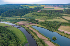 Vue aérienne de Pont ferroviaire sur la Weser à le quartier Meinbrexen in Lauenförde dans le département Basse-Saxe, Allemagne