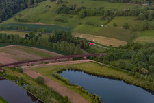 Vue aérienne de Pont ferroviaire sur la Weser à le quartier Meinbrexen in Lauenförde dans le département Basse-Saxe, Allemagne