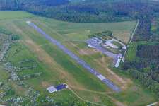 Vue aérienne de Höxter-Aéroport de Holzminden (EDVI) sur le Rauschenberg à le quartier Albaxen in Höxter dans le département Rhénanie du Nord-Westphalie, Allemagne