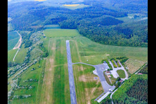 Vue aérienne de Höxter-Aéroport de Holzminden (EDVI) sur le Rauschenberg à le quartier Albaxen in Höxter dans le département Rhénanie du Nord-Westphalie, Allemagne