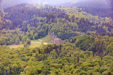Vue aérienne de Site de culte des Externsteine du Moyen Âge avec réserve naturelle à le quartier Holzhausen-Externsteine in Horn-Bad Meinberg dans le département Rhénanie du Nord-Westphalie, Allemagne