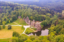 Vue oblique de Site de culte des Externsteine du Moyen Âge avec réserve naturelle à le quartier Holzhausen-Externsteine in Horn-Bad Meinberg dans le département Rhénanie du Nord-Westphalie, Allemagne