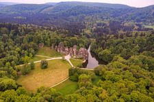 Site de culte des Externsteine du Moyen Âge avec réserve naturelle à le quartier Holzhausen-Externsteine in Horn-Bad Meinberg dans le département Rhénanie du Nord-Westphalie, Allemagne hors des airs