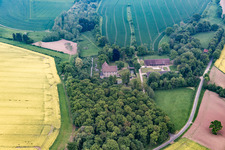 Vue aérienne de Château entouré de douves de Thienhausen à le quartier Rolfzen in Steinheim dans le département Rhénanie du Nord-Westphalie, Allemagne