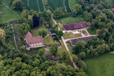 Photographie aérienne de Château entouré de douves de Thienhausen à le quartier Rolfzen in Steinheim dans le département Rhénanie du Nord-Westphalie, Allemagne