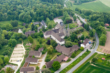 Vue aérienne de Ensemble architectural du monastère et de l'église abbatiale Saint-Jacques-le-Majeur à le quartier Münsterbrock in Marienmünster dans le département Rhénanie du Nord-Westphalie, Allemagne