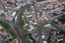 Vue aérienne de Plan des voies et gare principale de la Deutsche Bahn à Hameln dans le département Basse-Saxe, Allemagne