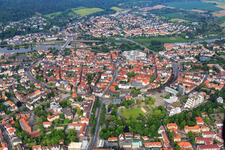 Vue aérienne de Vieille ville historique vue de l'est à Hameln dans le département Basse-Saxe, Allemagne