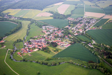 Vue aérienne de Vue des rues et des maisons dans les quartiers résidentiels à le quartier Amelgatzen in Emmerthal dans le département Basse-Saxe, Allemagne