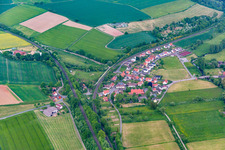 Vue aérienne de De l'ouest à le quartier Vernawahlshausen in Wesertal dans le département Hesse, Allemagne